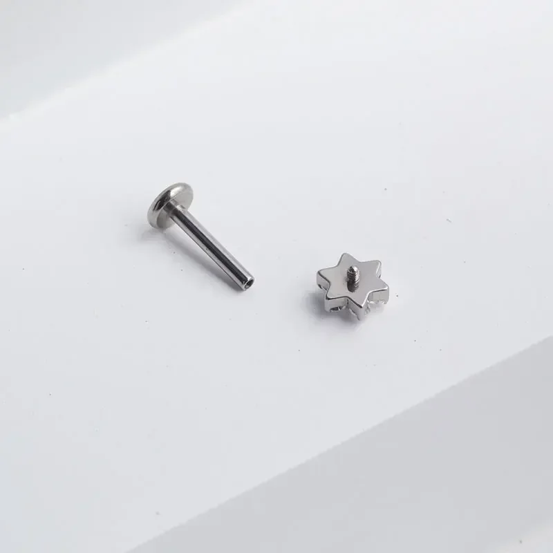ASTM F136 Titanium Flower Pier - Zoor Body Jewelry reseña y precio